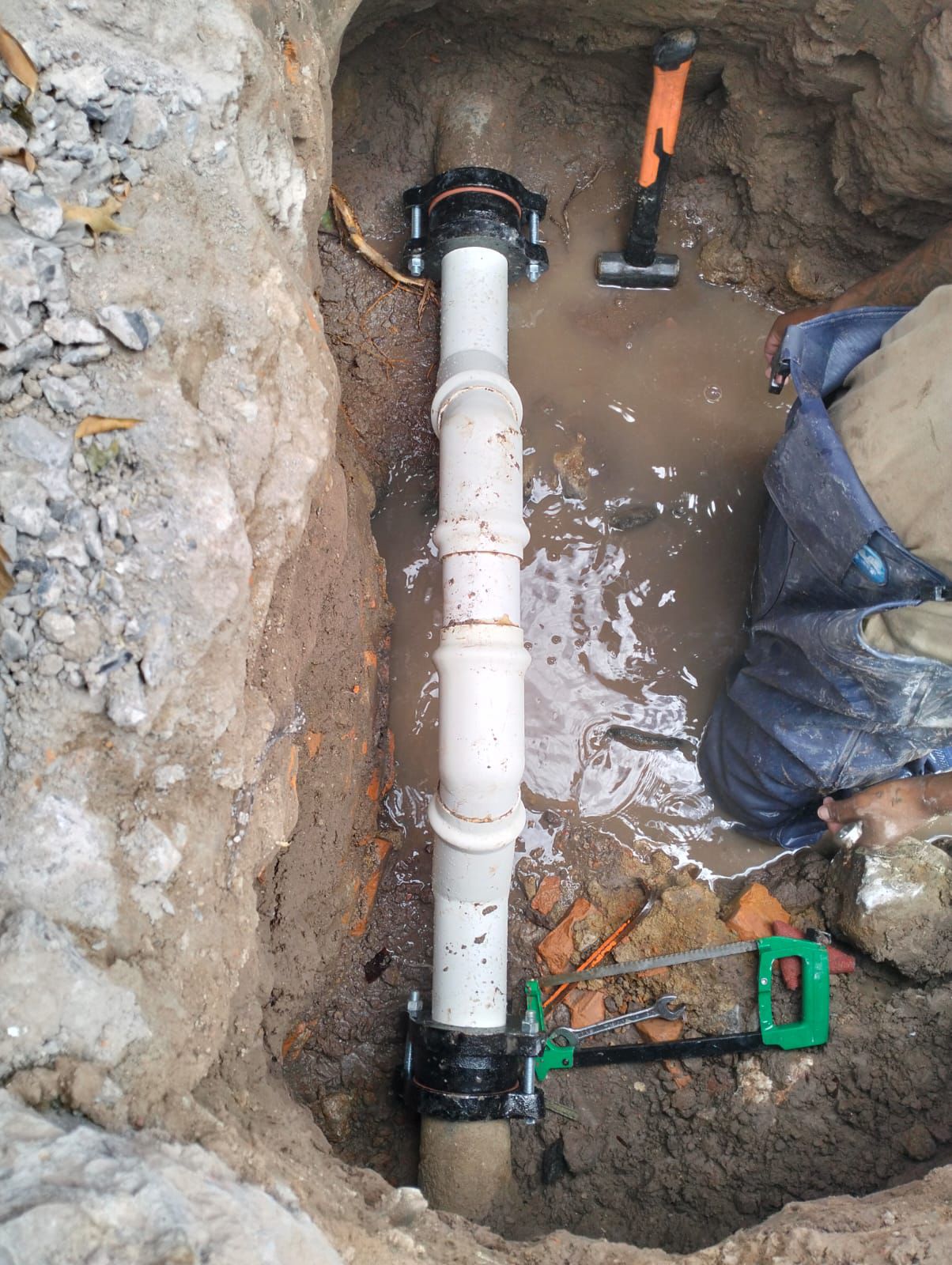 Recupera Interapas importante caudal de agua de una fuga subterránea en la colonia Altamirano